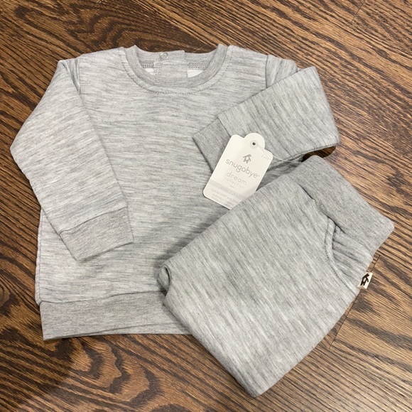 NWT Snugabye light grey quilted 2 piece set - Picture 2 of 2